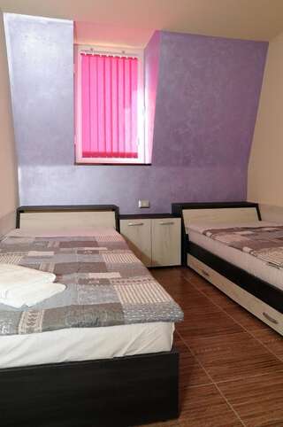 Хостелы Home Hostel Plovdiv Пловдив Двухместный номер с 2 отдельными кроватями-4